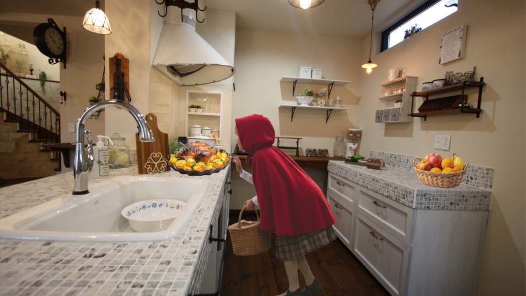 モザイクタイルが個性的な造作のキッチンまるい換気扇