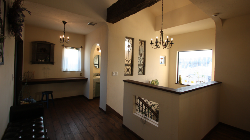 カーブ階段を上がった2階のサブリビング