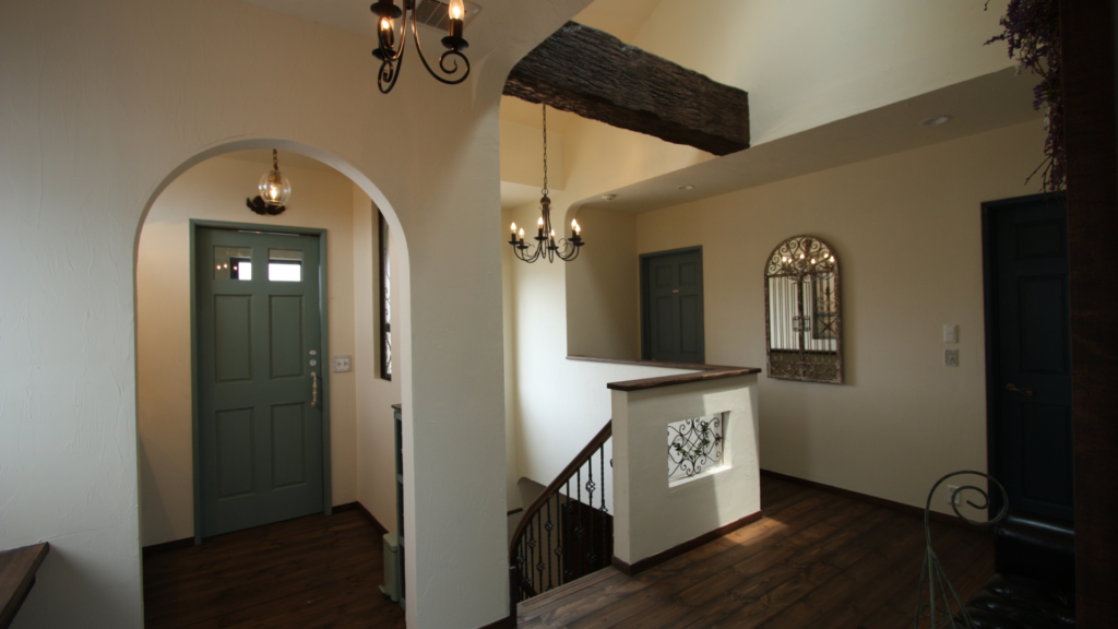 造作洗面台は、ドアを設けず開放的な空間