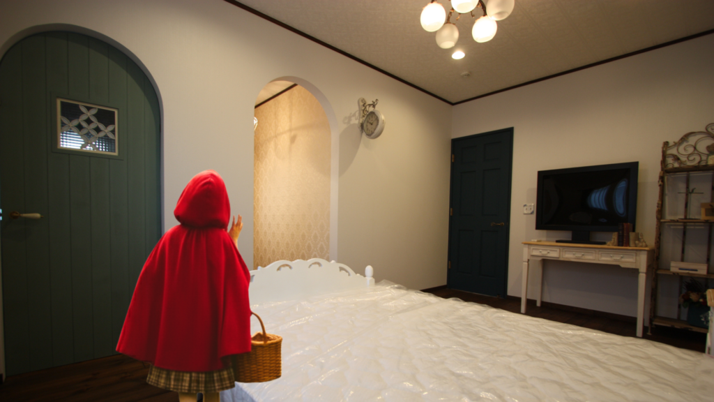 寝室はステンドグラスを埋め込んだ造作ドアや造作洗面台