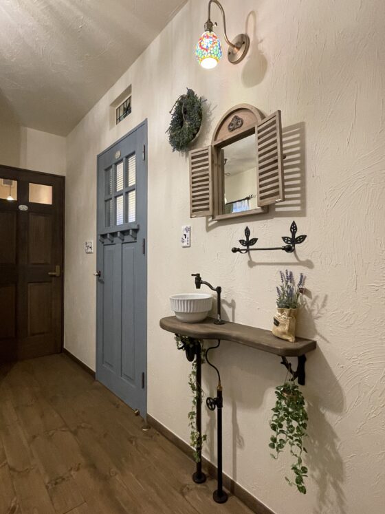 玄関ホールの造作洗面台。帰宅後、他を洗ってリビングへ入る動線上に設置
