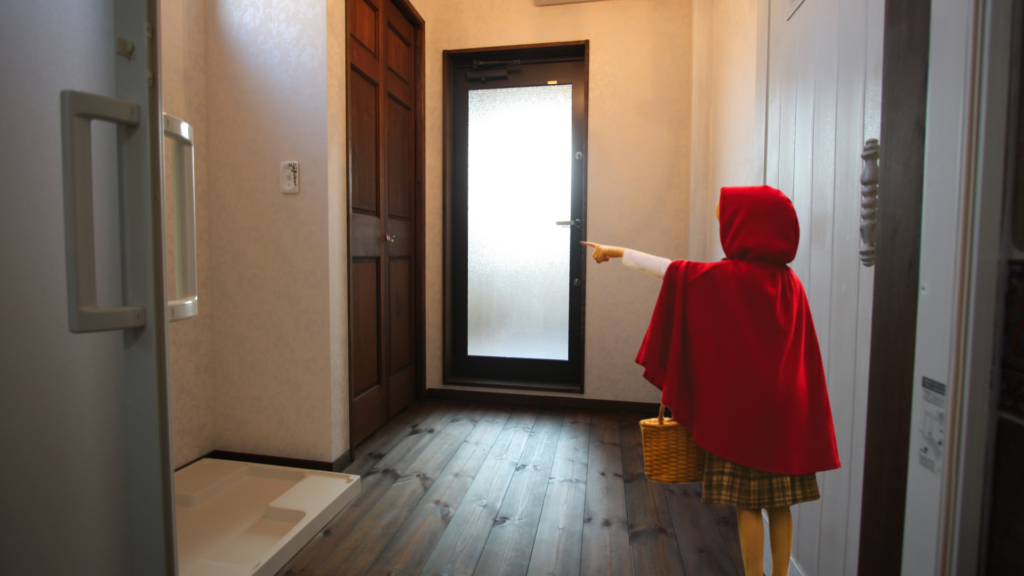 脱衣所には洗濯機。その奥にはランドリールームがあります