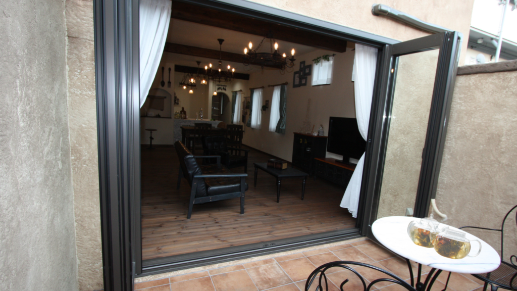 テラコッタのテラスからみるリビング