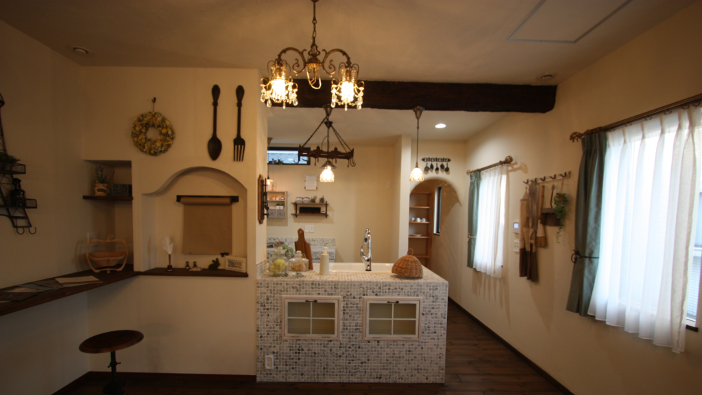 エールホームの造作キッチン。照明はシャンデリア